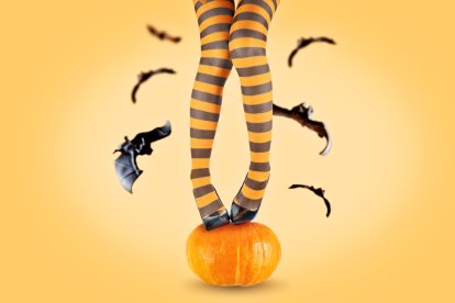 Mujer sobre calabaza rodeada de murciélagos.