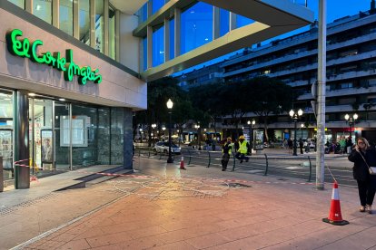 Los operarios ya han empezado a preparar la iluminación navideña de este 2025.