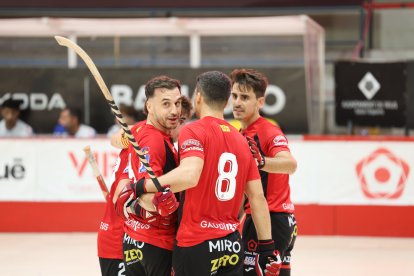Los jugadores rojinegros celebran un gol.