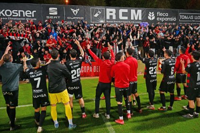 Los jugadores del Reus celebran el pase a la siguiente ronda.