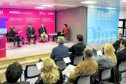 Rubén Viñuales, Santiago Castellà y Susana Prado en la mesa redonda moderada por la directora del ‘Diari’.