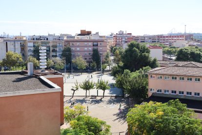 Los colegios Sant Bernat y Torroja i Miret se encuentran uno al lado del otro.