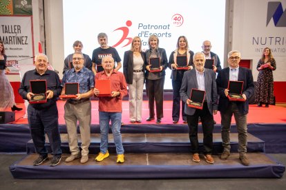 Les 10 persones que han presidit el Patronat Municipal d’Esports, amb l’alcaldessa, Dolors Farré.