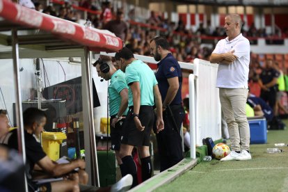 Los árbitros observando el VAR en el Nàstic-Algeciras.