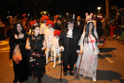 Personajes aterradores desfilaron por Salou este 31 de octubre.