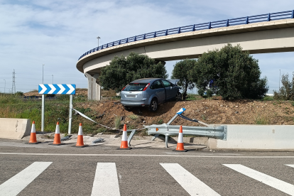 El coche circulaba por la T-11 en snetido Reus. A la altura de la rotonda, la cruzó y terminó encima de un terraplén de seguridad.