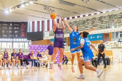 Maddy Gobeil lanza a canasta la pasada semana contra el Cortegada.