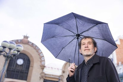 Joan-Lluís Lluís a la plaça Corsini de Tarragona.