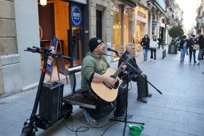 D-James, durant una actuació al carrer Llovera, el quual considera la seva segona casa.