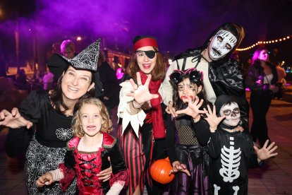 El Salouween Street atrajo a turistas y locales, algunos disfrazados de Halloween.