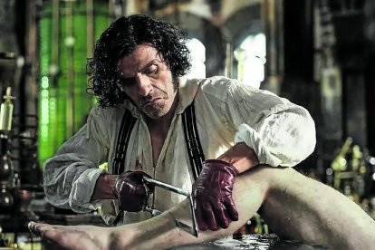 El doctor Frankenstein creando al 'monstruo'.