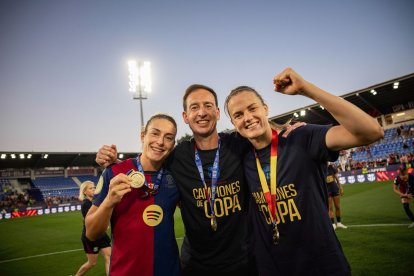 Rafel Navarro, en el centro, junto a Alexia Putellas e Irene Paredes.