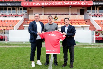 Noé Calleja, Cristóbal Parralo y Lluís Fàbregas, durante la presentación del nuevo técnico.