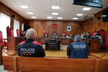 El tribunal, las acusaciones, el hombre acusado de intentar matar a otro, su abogado y la intérprete al inicio de la vista de conformidad celebrada en la Audiencia de Tarragona