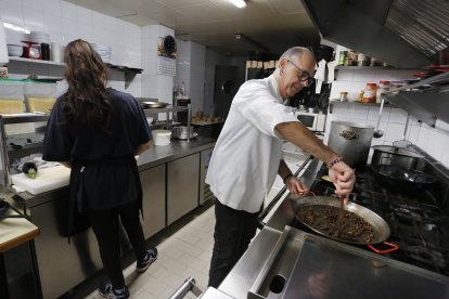 David Solé, en la cocina del restaurante El Barquet, antes de abrir, en una imagen de archivo