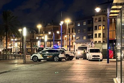 La Guàrdia Civil, inspeccionando los coches y furgonetas.
