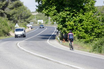 El tramo hasta Altafulla registra una gran afluencia de ciclistas, muchos de los cuales son clientes de los campings. FOTO: MARC BOSCH