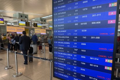 Panel informativo con vuelos cancelados