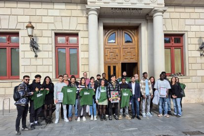 Presentació de l'Interjove, amb representació de joves migrats i l'organització.