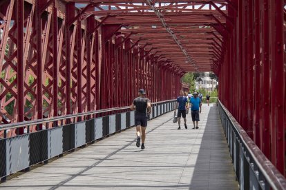 El pont roig sobre el riu Ebre va ser objecte de bombardejos durant la Guerra Civil.