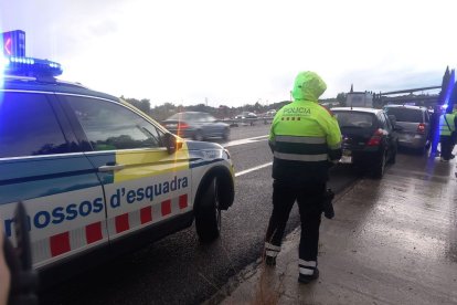 Un accidente sin heridos y con daños materiales en un jueves de lluvias. La colisión ha sido en la A-7 a su paso por Vila-seca