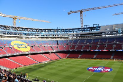 Miles de fans asisten a un entrenamiento a puerta abierta en el Spotify Camp Nou para ver a los jugadores del FC Barcelona