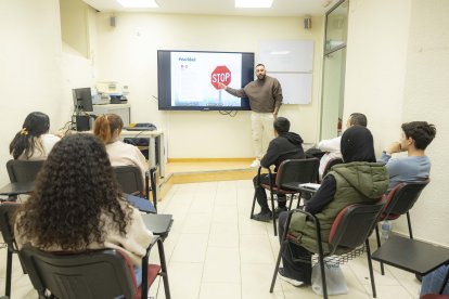 Una clase presencial para la preparación del examen teórico de coche en la autoescuela Sabat, en Tarragona.