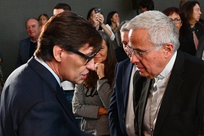 Illa conversa con el arzobispo Joan Planellas.