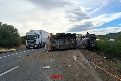 Imagen del camión volcado en el carril izquierdo de la AP-7 en sentido norte