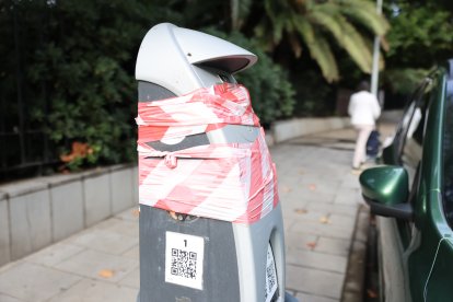 Las dos estaciones junto al Parc del Pescador, en Cambrils, llevan meses fuera de servicio.