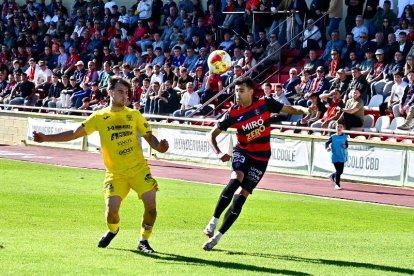Sergi Casals lucha un balón dividido en el carril izquierdo.