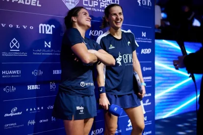 Paula Josemaría y Ari Sánchez tras proclamarse campeonas del mundo.