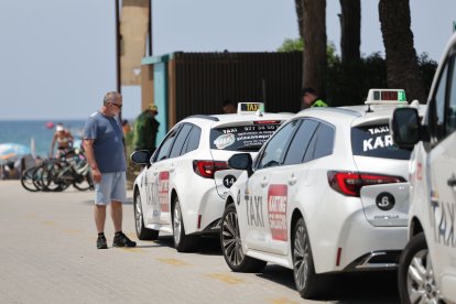 Los turistas son el principal cliente de los taxistas de Salou en los meses centrales del año.
