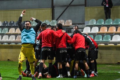 Los jugadores del Reus celebrarán su clasificación para la segunda ronda de la Copa.