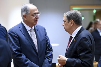 El ministro de Agricultura y Pesca, Luis Planas, con el comisario europeo de Pesca, Costa Kadis