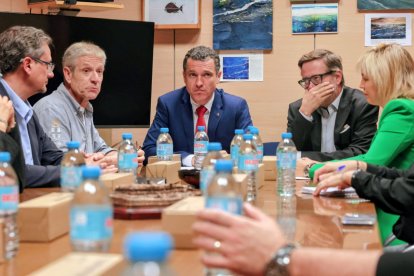 El conseller Ordeig, esta mañana de jueves, en una reunión en la Confraria de Pescadors.