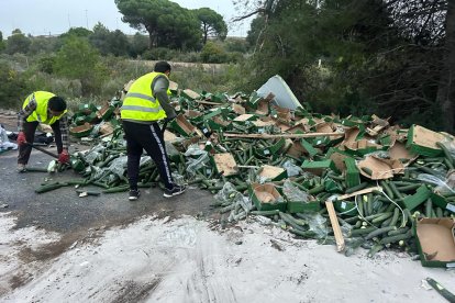 Trabajadores recogen la mercancía, en este caso pepinos. Luego actuará Carreteras del Estado para reparar el quitamiedos.
