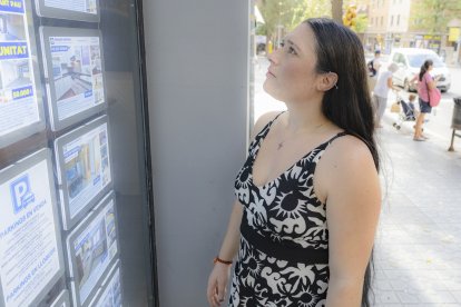 Nerea Valencia, ante una inmobiliaria. Tiene que vivir en una habitación de alquiler porque no puede pagar un piso entero.