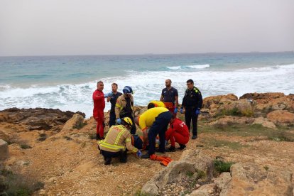 Los equipos de emergencia ayudan a un bañista herido