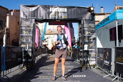 Edurne Pasaban, con su medalla de finisher del 25k, en la meta de la Muntanyes de Prades.