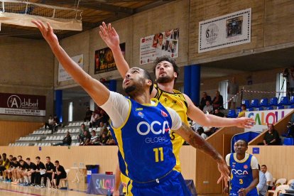 Barksdale, lanzando a canasta en un partido anterior.