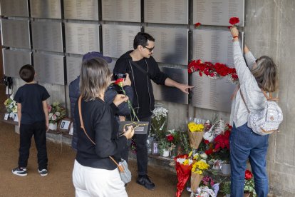 Flors per a recordar a les persones que van perdre la vida a la Batalla de l'Ebre