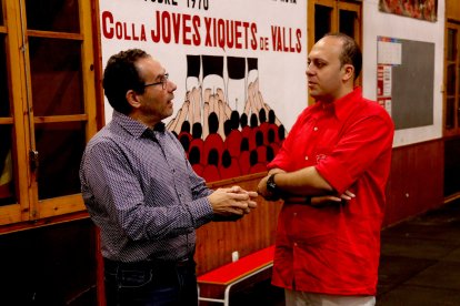 Ramsis Hijazi, refugiat palestí, i Isaac Rubio, membres de la Colla Joves Xiquets de Valls