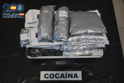La Policía Nacional detectó la droga en dos maletas y detuvo a su propietario en el aeropuerto de Barcelona.