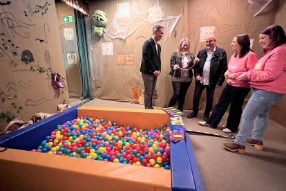 Una de las pruebas del escape room simula unas arenas movedizas en esta piscina de bolas.