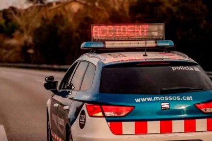 Un coche de Mossos alertando con señal luminosa de un accidente de tráfico.