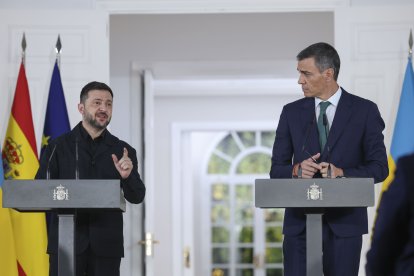 El presidente del Gobierno, Pedro Sánchez, y el presidente ucraniano, Volodímir Zelenski (izda), ofrecen una rueda de prensa conjunta este martes en el Palacio de la Moncloa en Madrid.