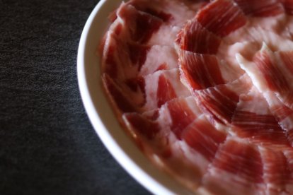 Detrás de cada loncha de este jamón hay una historia de trabajo artesanal