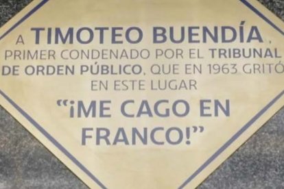 Una placa en recuerdo de Timoteo Buendía, un albañil condenado por gritar '¡Me cago en Franco!'.