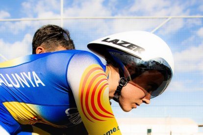 Helena Casas, con el maillot de la Selecció Catalana de Ciclisme en una competición.